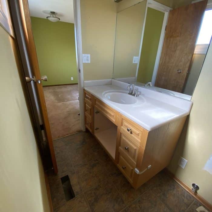 3.renovation.huntingtonhills.before.ensuite.calgary